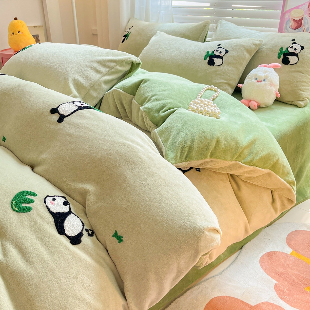 91家纺网 家纺一手货源 找家纺 丽涵家纺 2025秋冬新品210克牛奶绒毛巾绣四件套卡通绣花学生床笠三件套 熊猫家园-巩绿