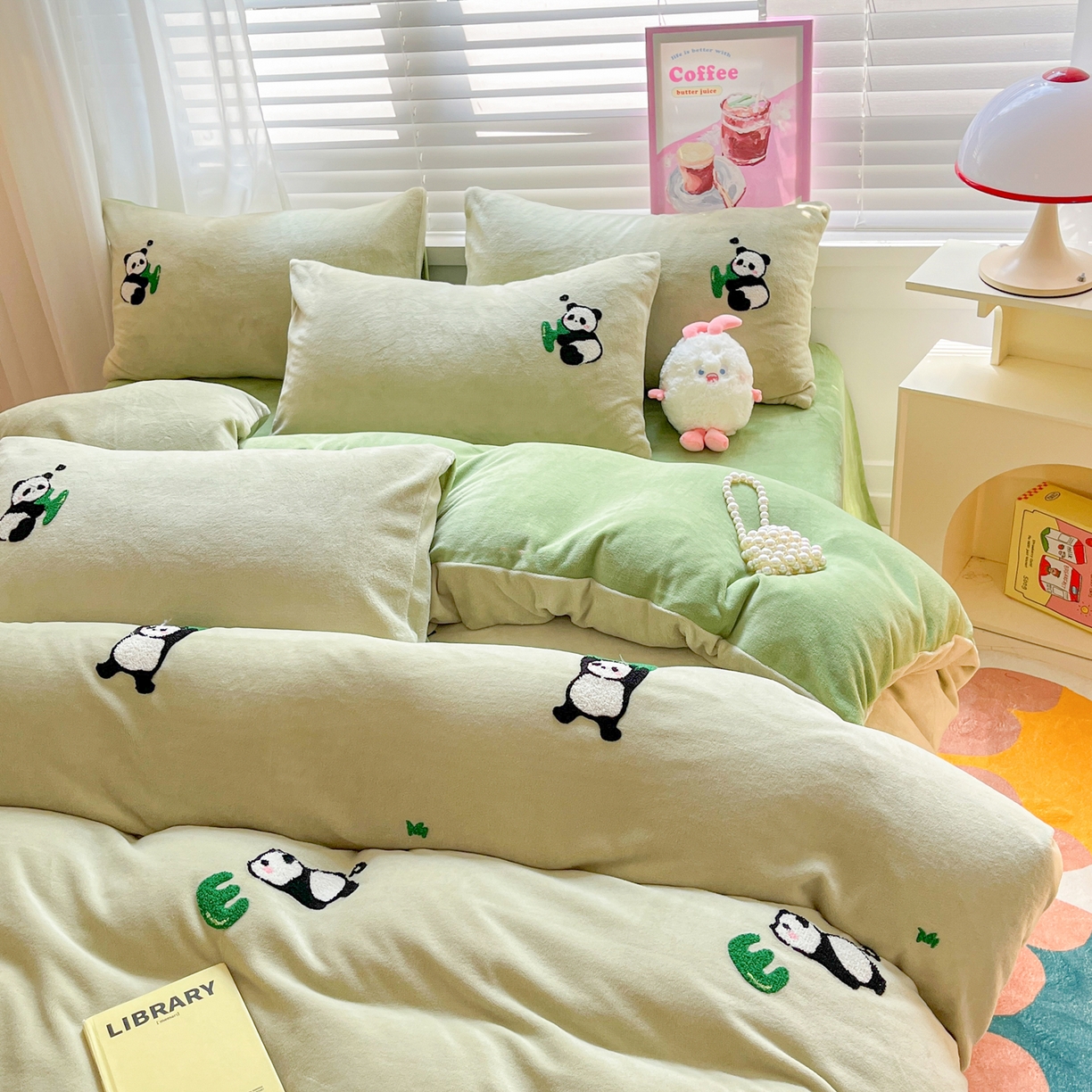 91家纺网 家纺一手货源 找家纺 丽涵家纺 2025秋冬新品210克牛奶绒毛巾绣四件套卡通绣花学生床笠三件套 熊猫家园-巩绿