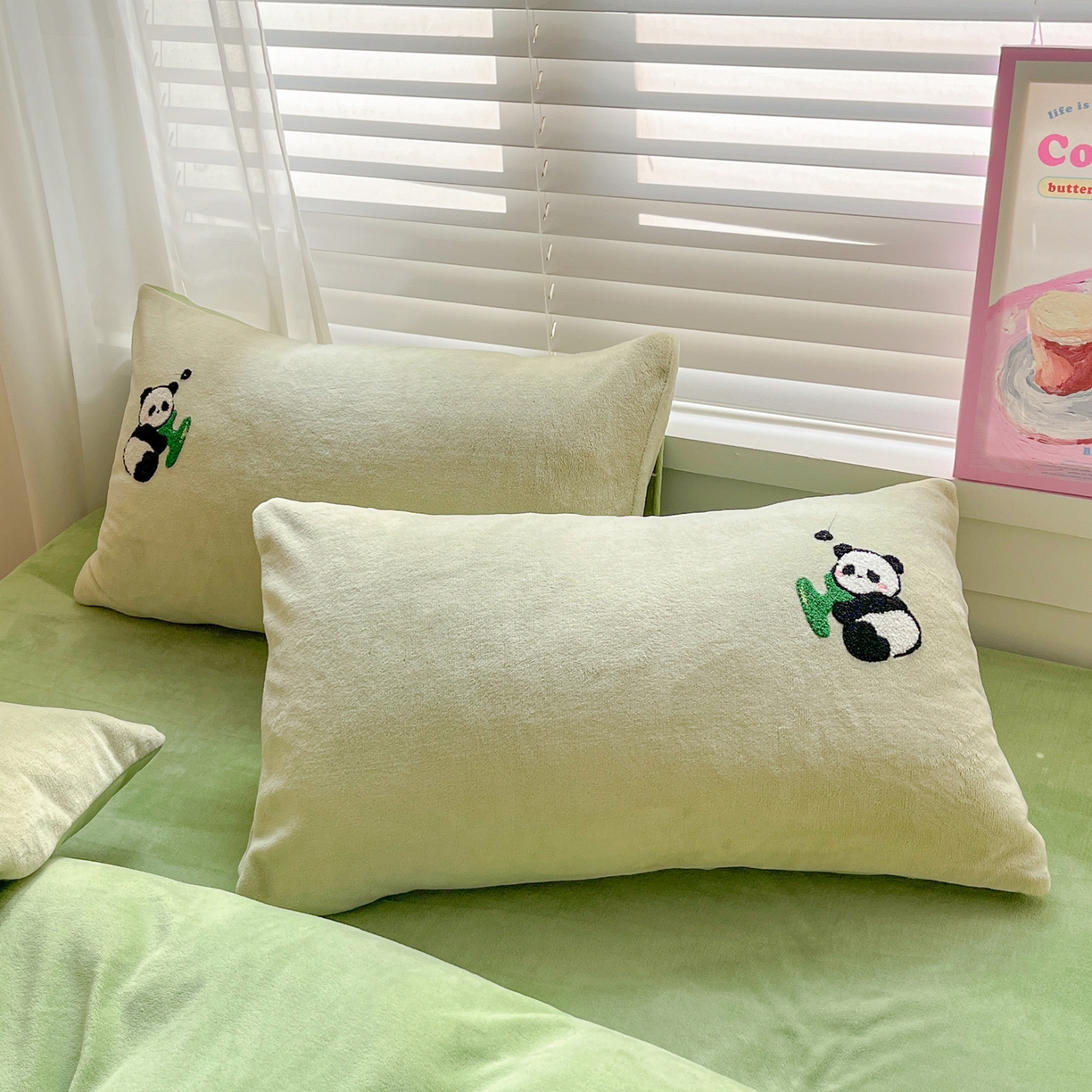 91家纺网 家纺一手货源 找家纺 丽涵家纺 2025秋冬新品210克牛奶绒毛巾绣四件套卡通绣花学生床笠三件套 熊猫家园-巩绿