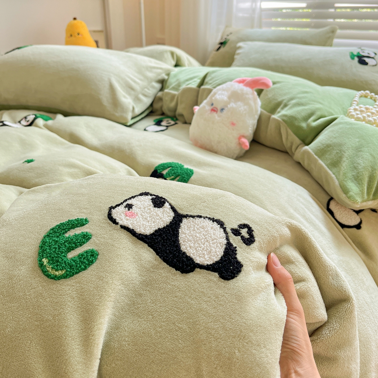 91家纺网 家纺一手货源 找家纺 丽涵家纺 2025秋冬新品210克牛奶绒毛巾绣四件套卡通绣花学生床笠三件套 熊猫家园-巩绿