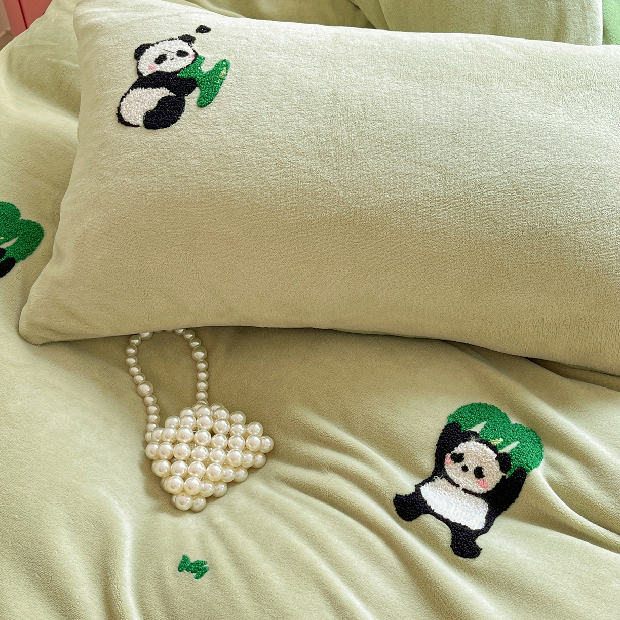 91家纺网 家纺一手货源 找家纺 丽涵家纺 2025秋冬新品210克牛奶绒毛巾绣四件套卡通绣花学生床笠三件套 熊猫家园-巩绿