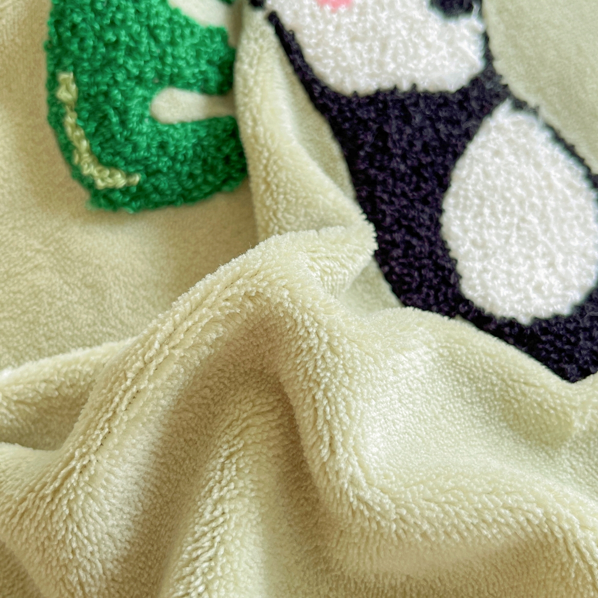 91家纺网 家纺一手货源 找家纺 丽涵家纺 2025秋冬新品210克牛奶绒毛巾绣四件套卡通绣花学生床笠三件套 熊猫家园-巩绿