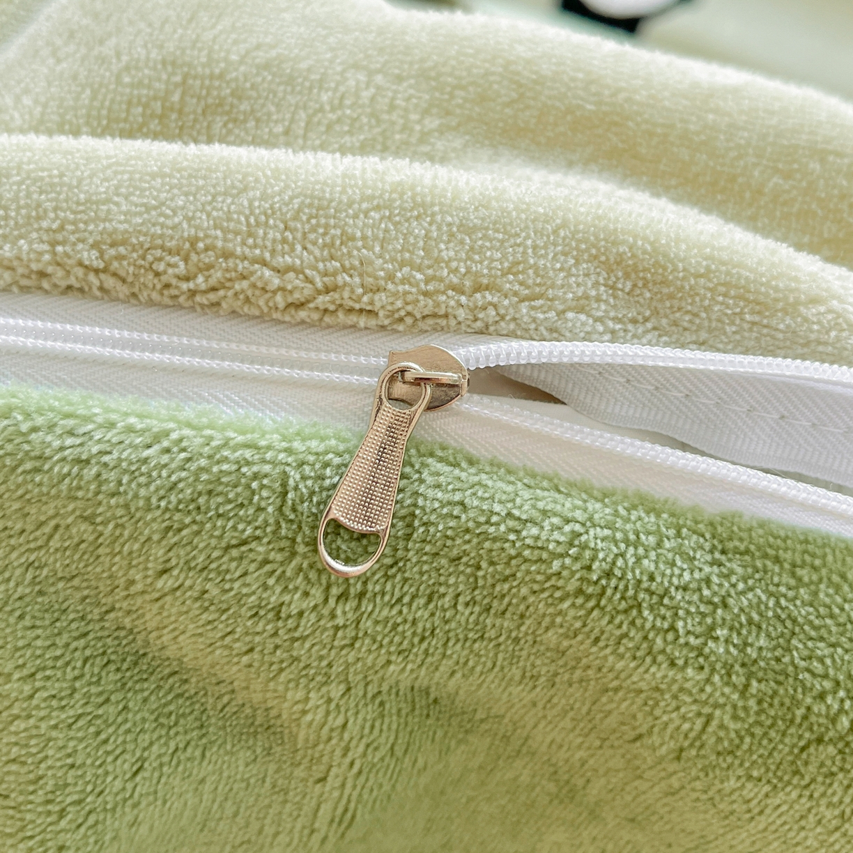 91家纺网 家纺一手货源 找家纺 丽涵家纺 2025秋冬新品210克牛奶绒毛巾绣四件套卡通绣花学生床笠三件套 熊猫家园-巩绿