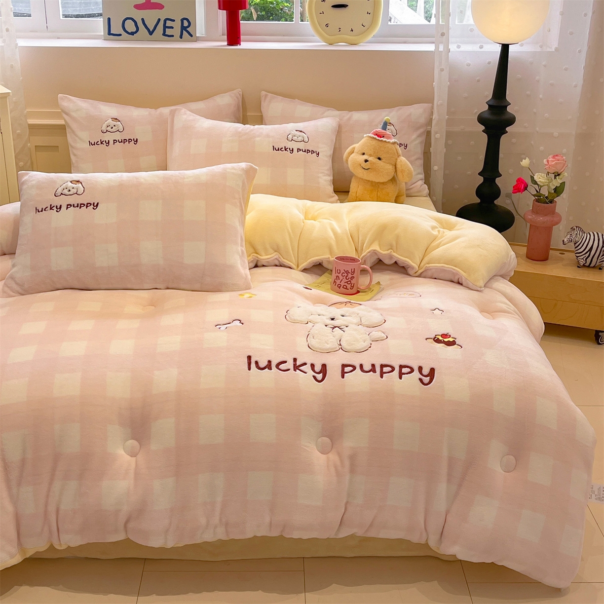 91家纺网 家纺一手货源 找家纺 星座家纺 2025新款A类牛奶绒贴布绣冬被被子被芯 蛋糕狗