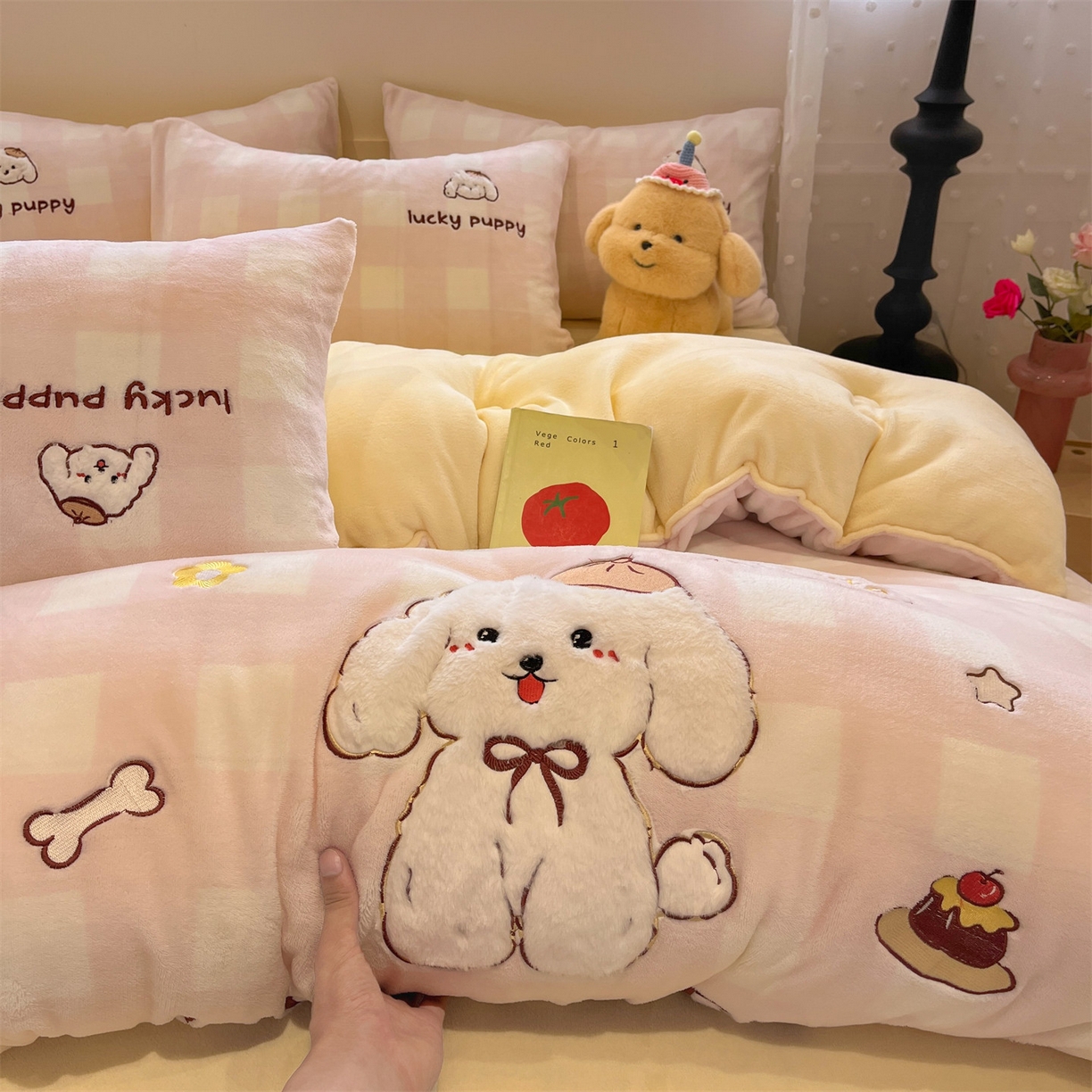 91家纺网 家纺一手货源 找家纺 星座家纺 2025新款A类牛奶绒贴布绣冬被被子被芯 蛋糕狗