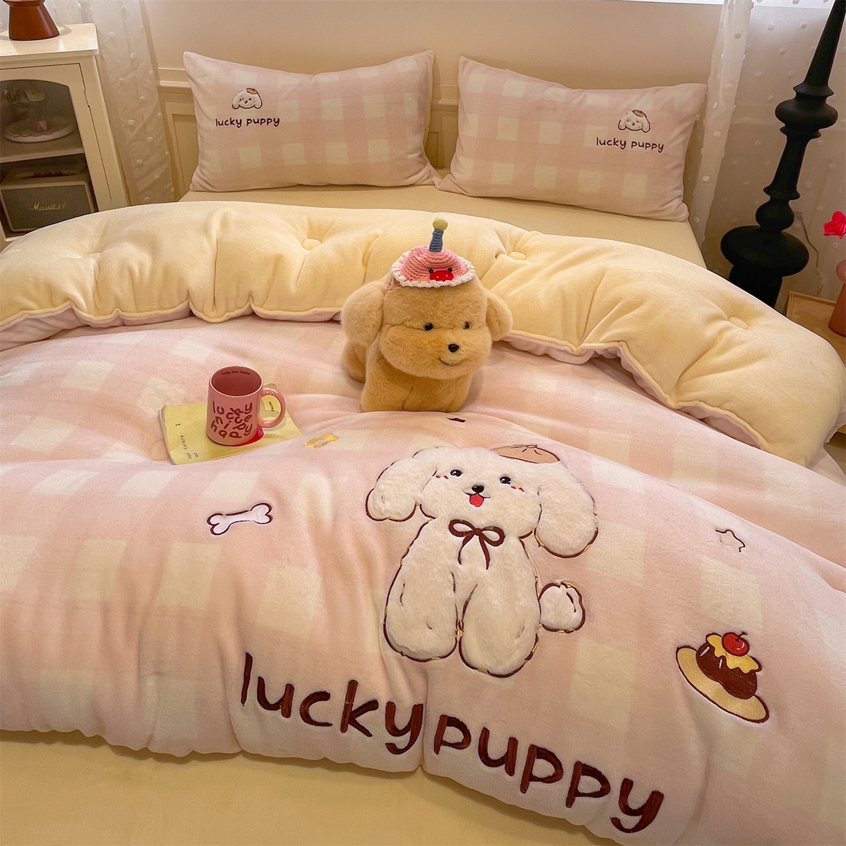 91家纺网 家纺一手货源 找家纺 星座家纺 2025新款A类牛奶绒贴布绣冬被被子被芯 蛋糕狗