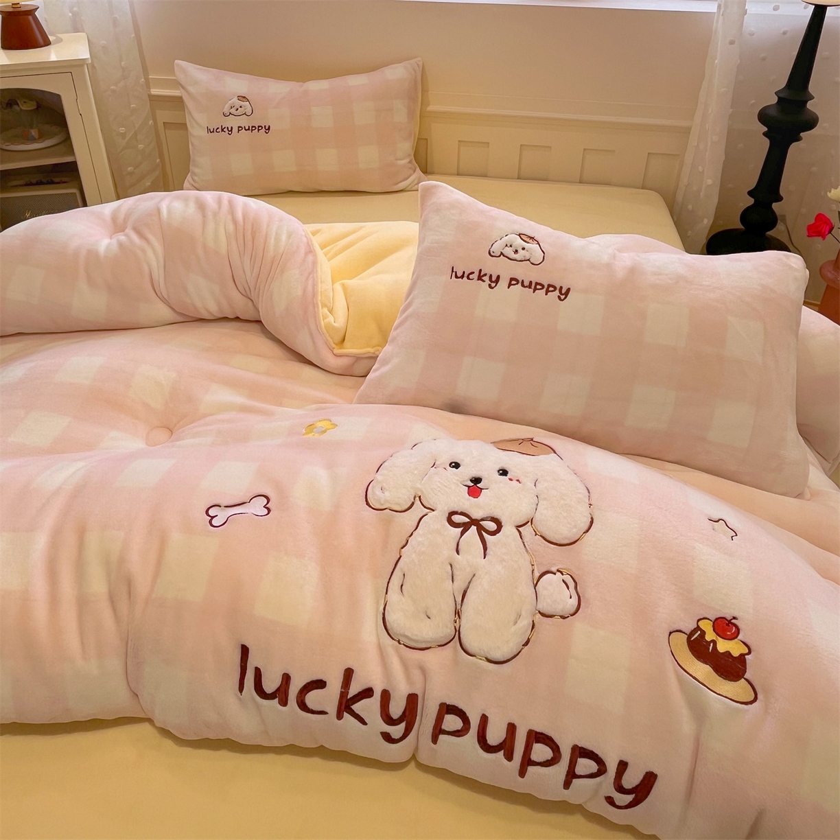 91家纺网 家纺一手货源 找家纺 星座家纺 2025新款A类牛奶绒贴布绣冬被被子被芯 蛋糕狗