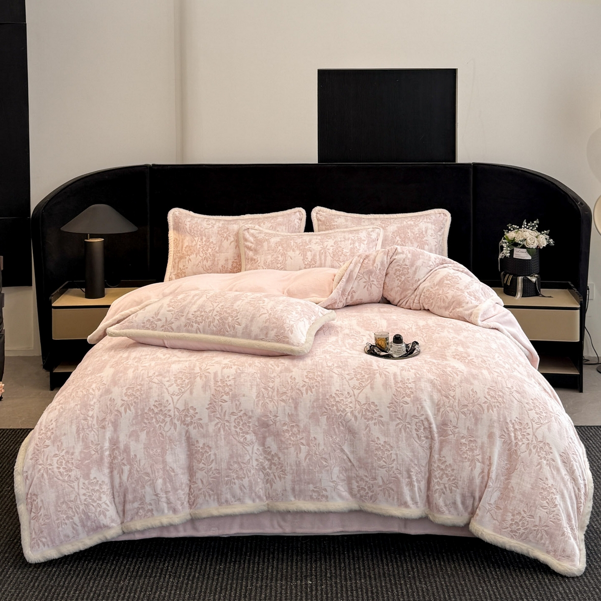 91家纺网 家纺一手货源 找家纺 （总）如一 2025新款立体雕花牛奶绒兔毛包边四件套