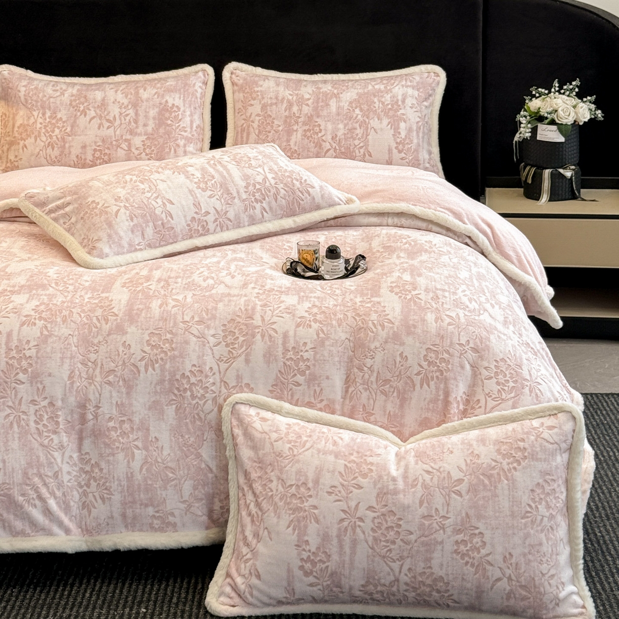 91家纺网 家纺一手货源 找家纺 （总）如一 2025新款立体雕花牛奶绒兔毛包边四件套