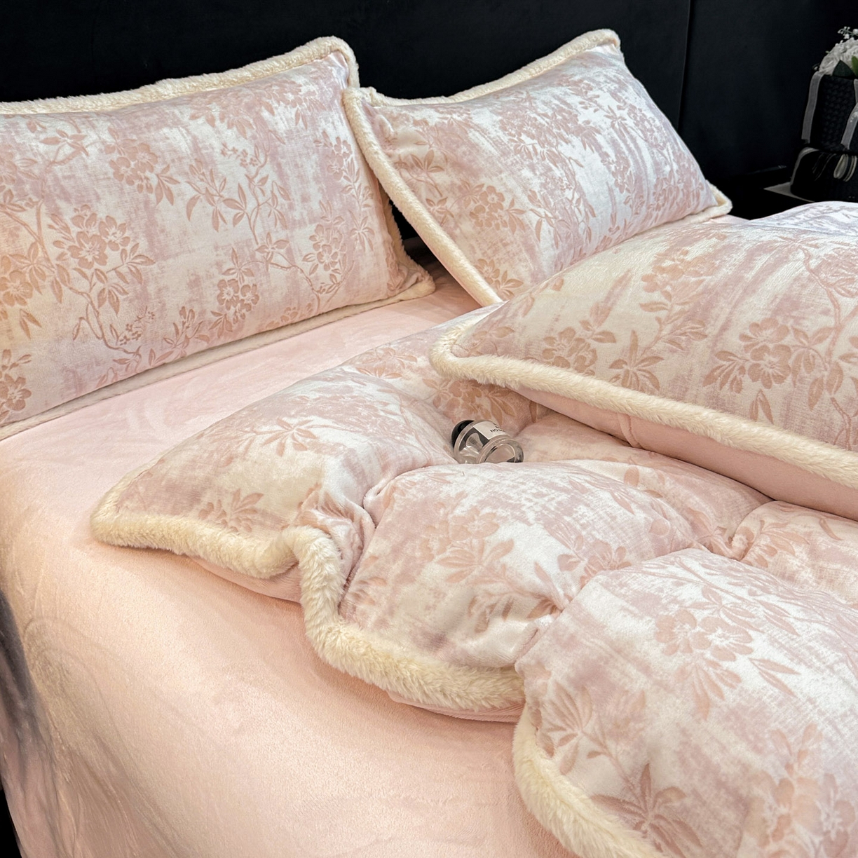 91家纺网 家纺一手货源 找家纺 （总）如一 2025新款立体雕花牛奶绒兔毛包边四件套