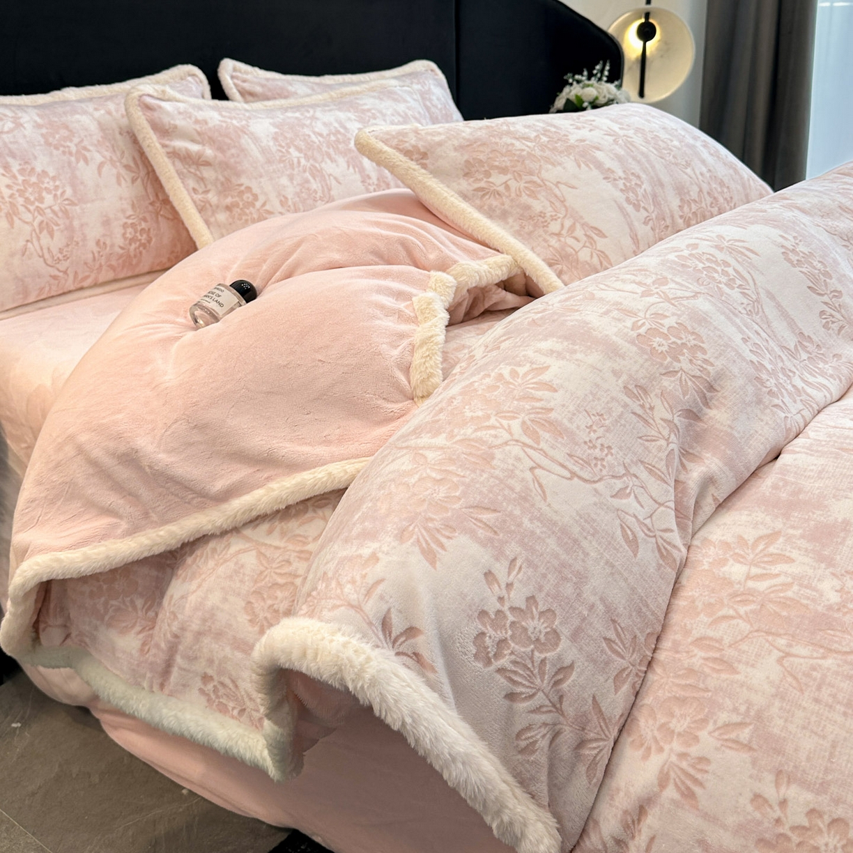 91家纺网 家纺一手货源 找家纺 如一 2025新款立体雕花牛奶绒兔毛包边四件套 花枝 -粉