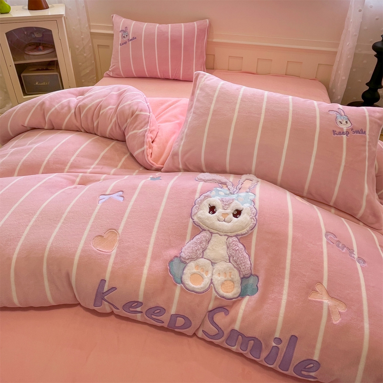 91家纺网 家纺一手货源 找家纺 星座家纺 2025新款A类牛奶绒贴布绣冬被被子被芯 微笑黛露