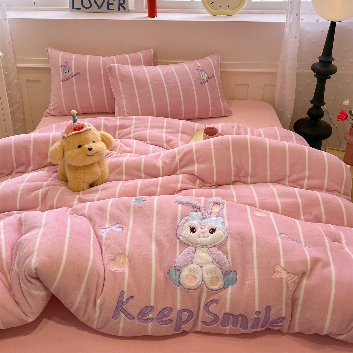 91家纺网 家纺一手货源 找家纺 星座家纺 2025新款A类牛奶绒贴布绣冬被被子被芯 微笑黛露