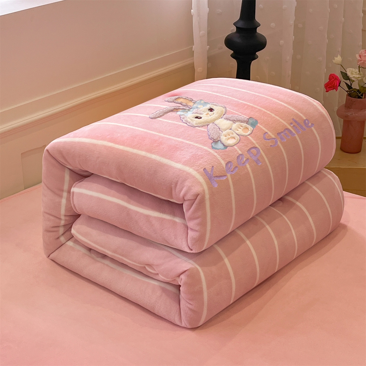 91家纺网 家纺一手货源 找家纺 星座家纺 2025新款A类牛奶绒贴布绣冬被被子被芯 微笑黛露