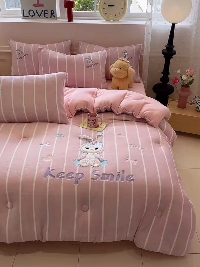 91家纺网 家纺一手货源 找家纺 星座家纺 2025新款A类牛奶绒贴布绣冬被被子被芯 微笑黛露