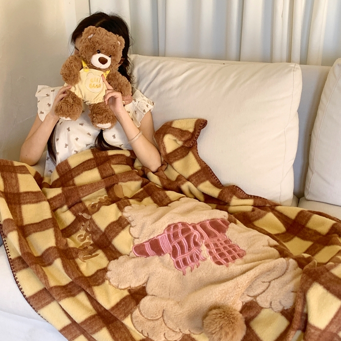 91家纺网 家纺一手货源 找家纺 桃喜 2025秋冬新款仿生羊绒毛毯毯子 咖格围巾小熊