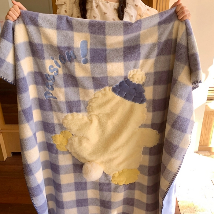 91家纺网 家纺一手货源 找家纺 桃喜 2025秋冬新款仿生羊绒毛毯毯子 蓝格帽子小鸭