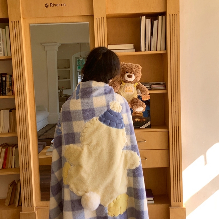 91家纺网 家纺一手货源 找家纺 桃喜 2025秋冬新款仿生羊绒毛毯毯子 蓝格帽子小鸭