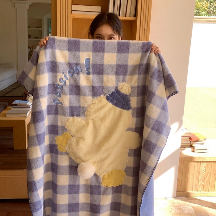 91家纺网 家纺一手货源 找家纺 桃喜 2025秋冬新款仿生羊绒毛毯毯子 蓝格帽子小鸭