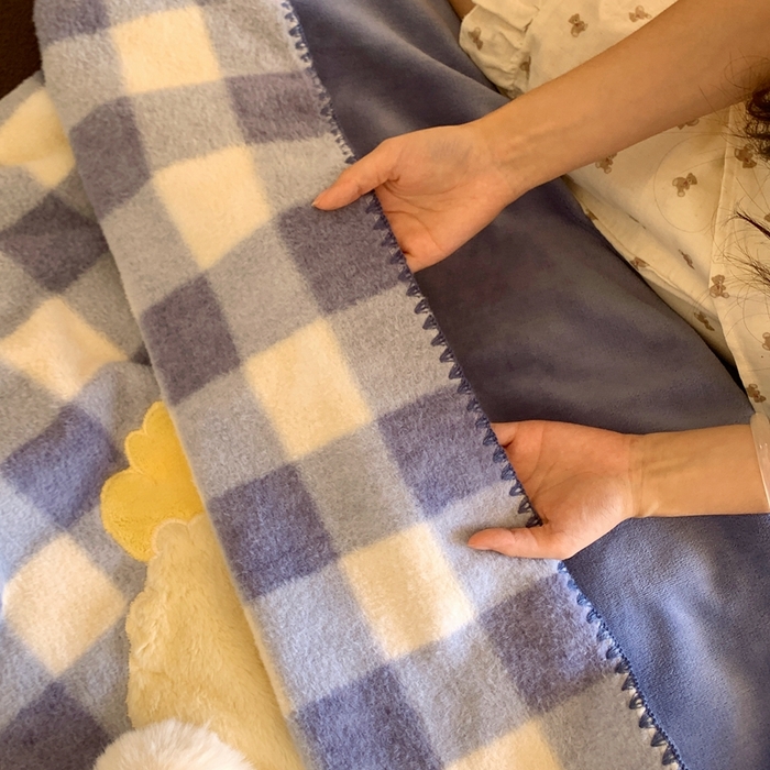 91家纺网 家纺一手货源 找家纺 桃喜 2025秋冬新款仿生羊绒毛毯毯子 蓝格帽子小鸭