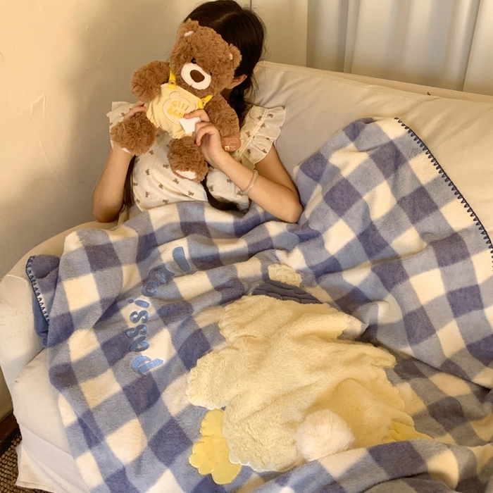 91家纺网 家纺一手货源 找家纺 桃喜 2025秋冬新款仿生羊绒毛毯毯子 蓝格帽子小鸭