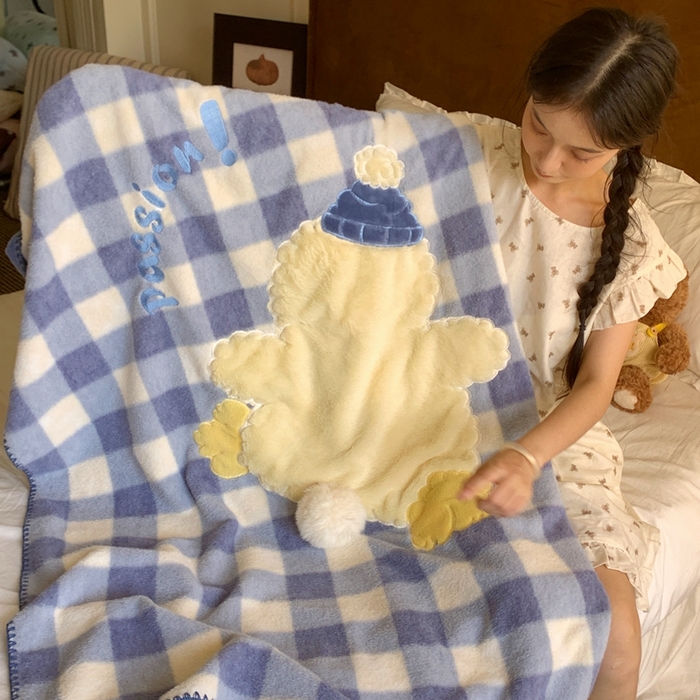 91家纺网 家纺一手货源 找家纺 桃喜 2025秋冬新款仿生羊绒毛毯毯子 蓝格帽子小鸭