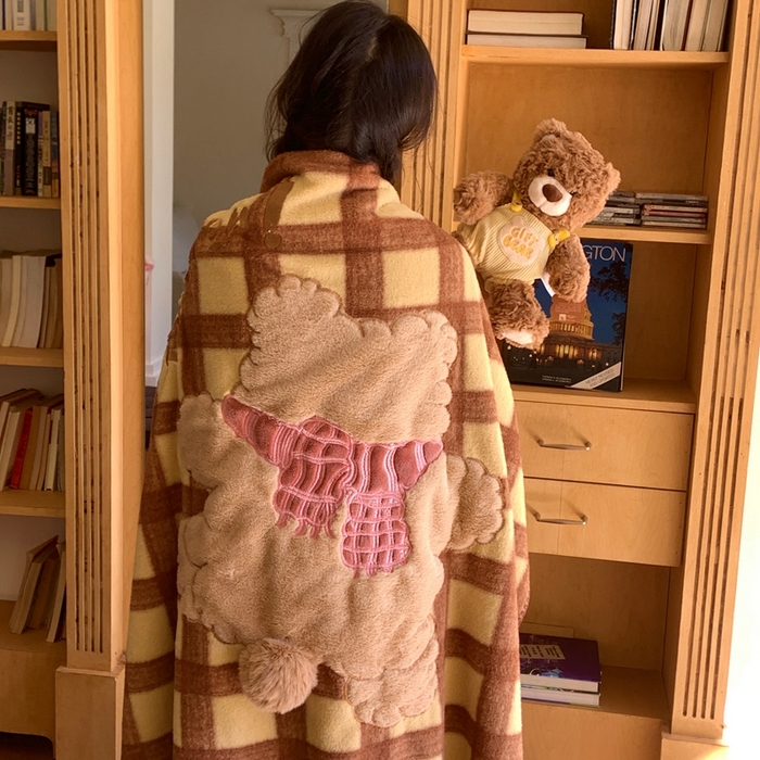 91家纺网 家纺一手货源 找家纺 桃喜 2025秋冬新款仿生羊绒毛毯毯子 咖格围巾小熊