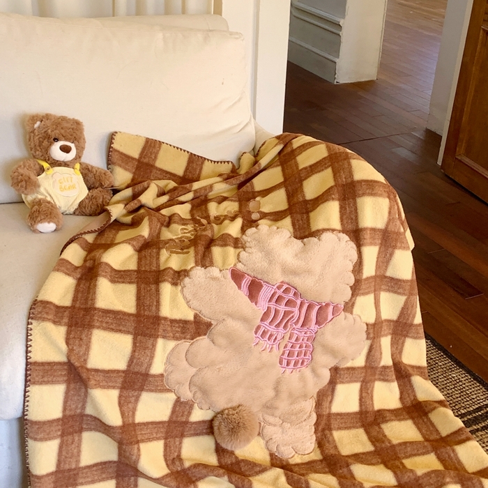 91家纺网 家纺一手货源 找家纺 桃喜 2025秋冬新款仿生羊绒毛毯毯子 咖格围巾小熊