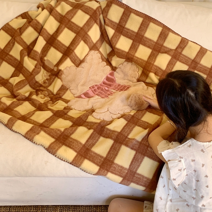 91家纺网 家纺一手货源 找家纺 桃喜 2025秋冬新款仿生羊绒毛毯毯子 咖格围巾小熊