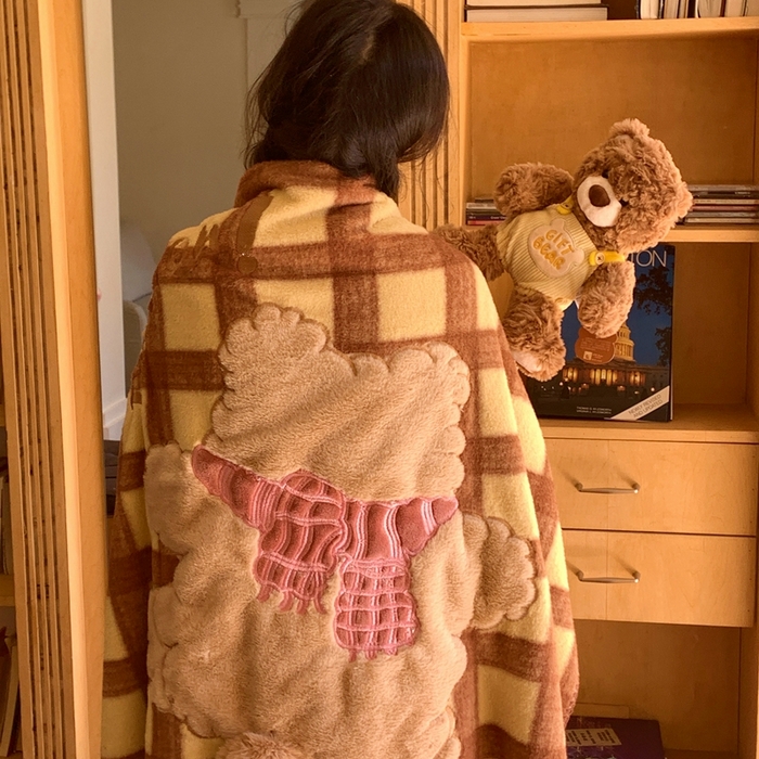 91家纺网 家纺一手货源 找家纺 桃喜 2025秋冬新款仿生羊绒毛毯毯子 咖格围巾小熊