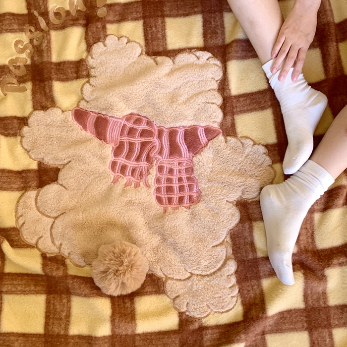 91家纺网 家纺一手货源 找家纺 桃喜 2025秋冬新款仿生羊绒毛毯毯子 咖格围巾小熊