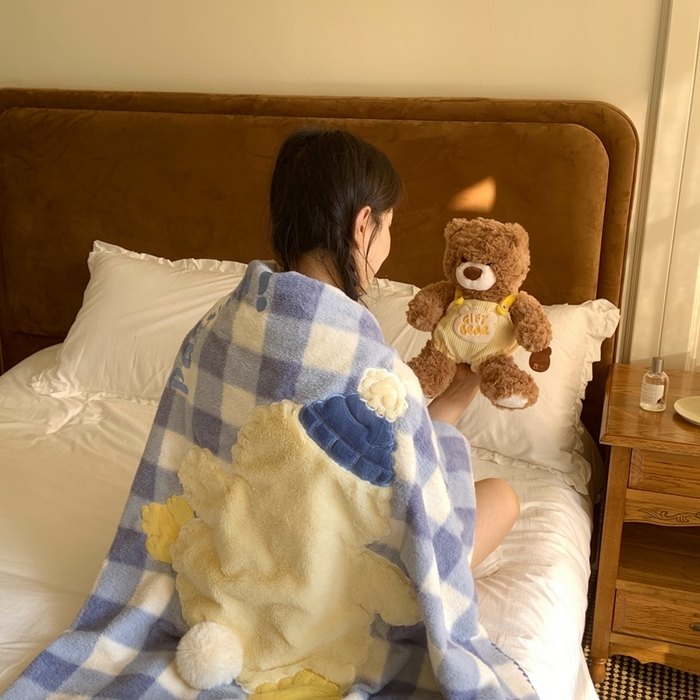 91家纺网 家纺一手货源 找家纺 桃喜 2025秋冬新款仿生羊绒毛毯毯子 蓝格帽子小鸭