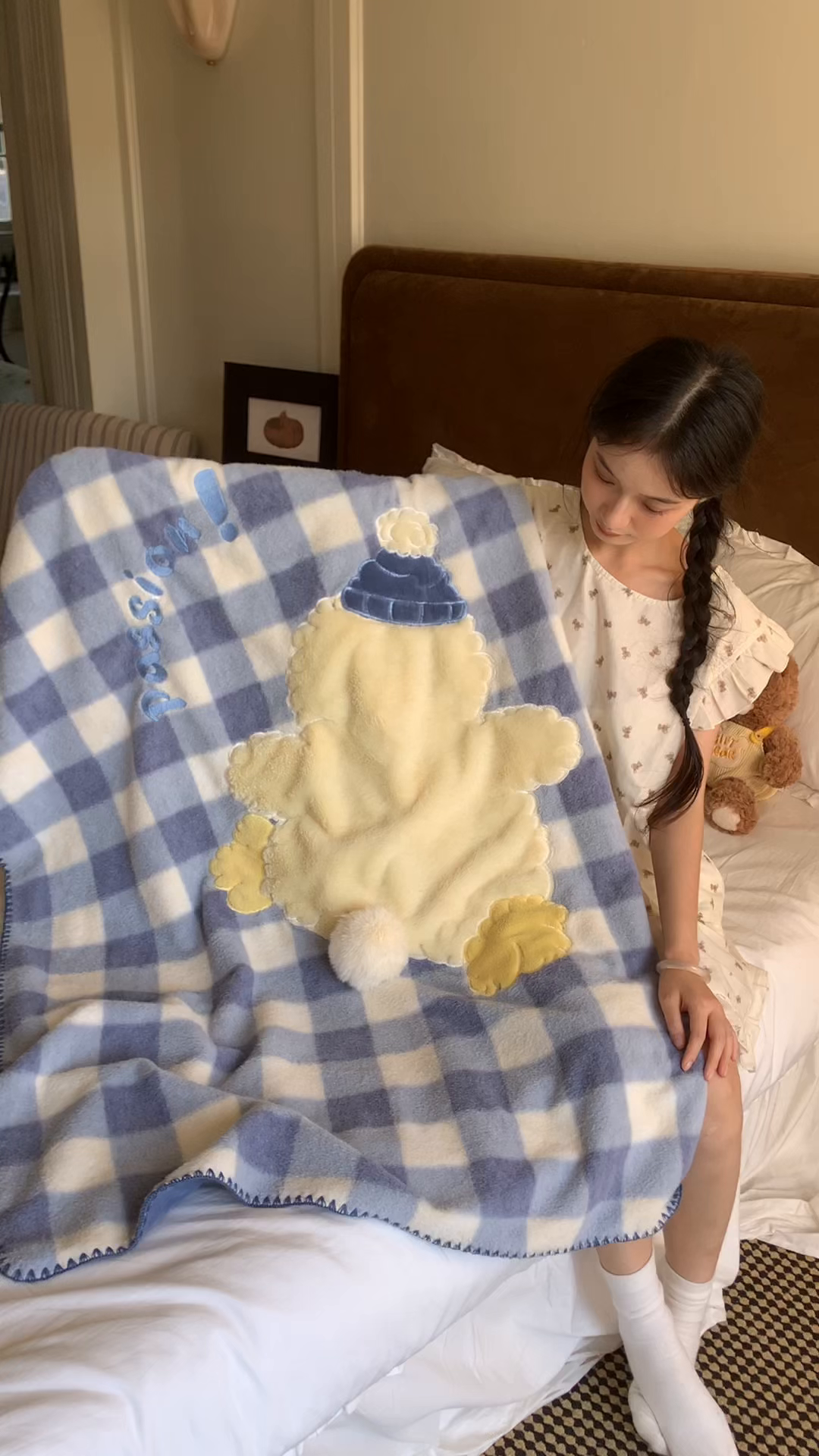 91家纺网 家纺一手货源 找家纺 桃喜 2025秋冬新款仿生羊绒毛毯毯子 蓝格帽子小鸭