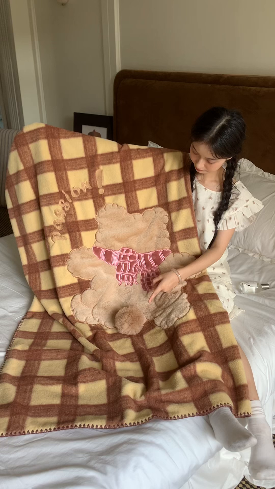 91家纺网 家纺一手货源 找家纺 桃喜 2025秋冬新款仿生羊绒毛毯毯子 咖格围巾小熊