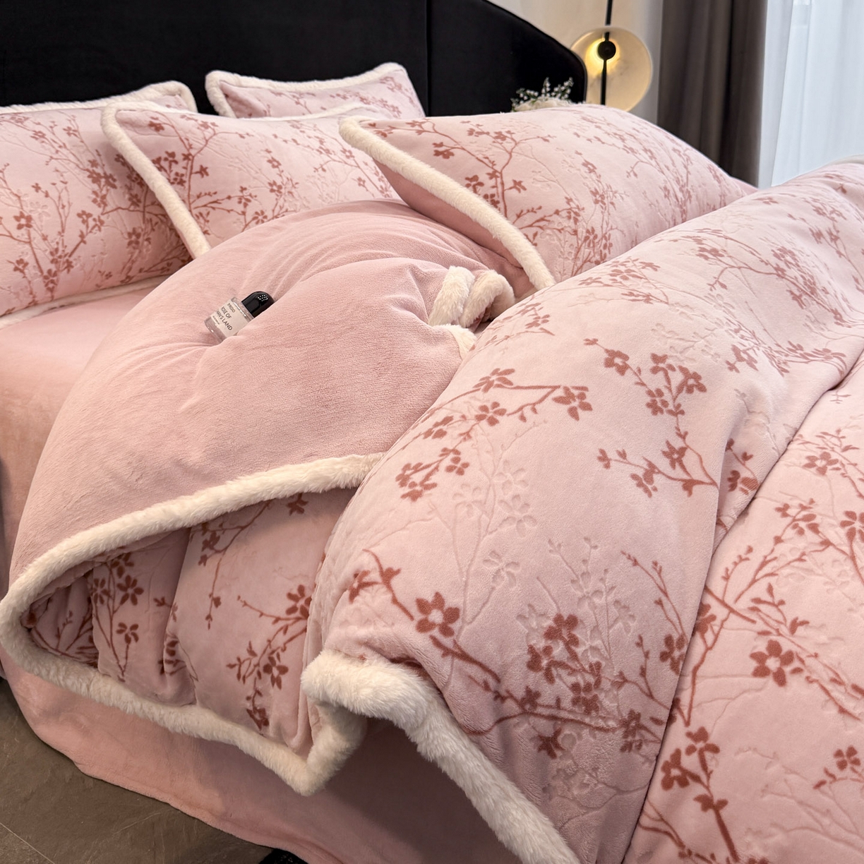 91家纺网 家纺一手货源 找家纺 （总）如一 2025新款立体雕花牛奶绒兔毛包边四件套