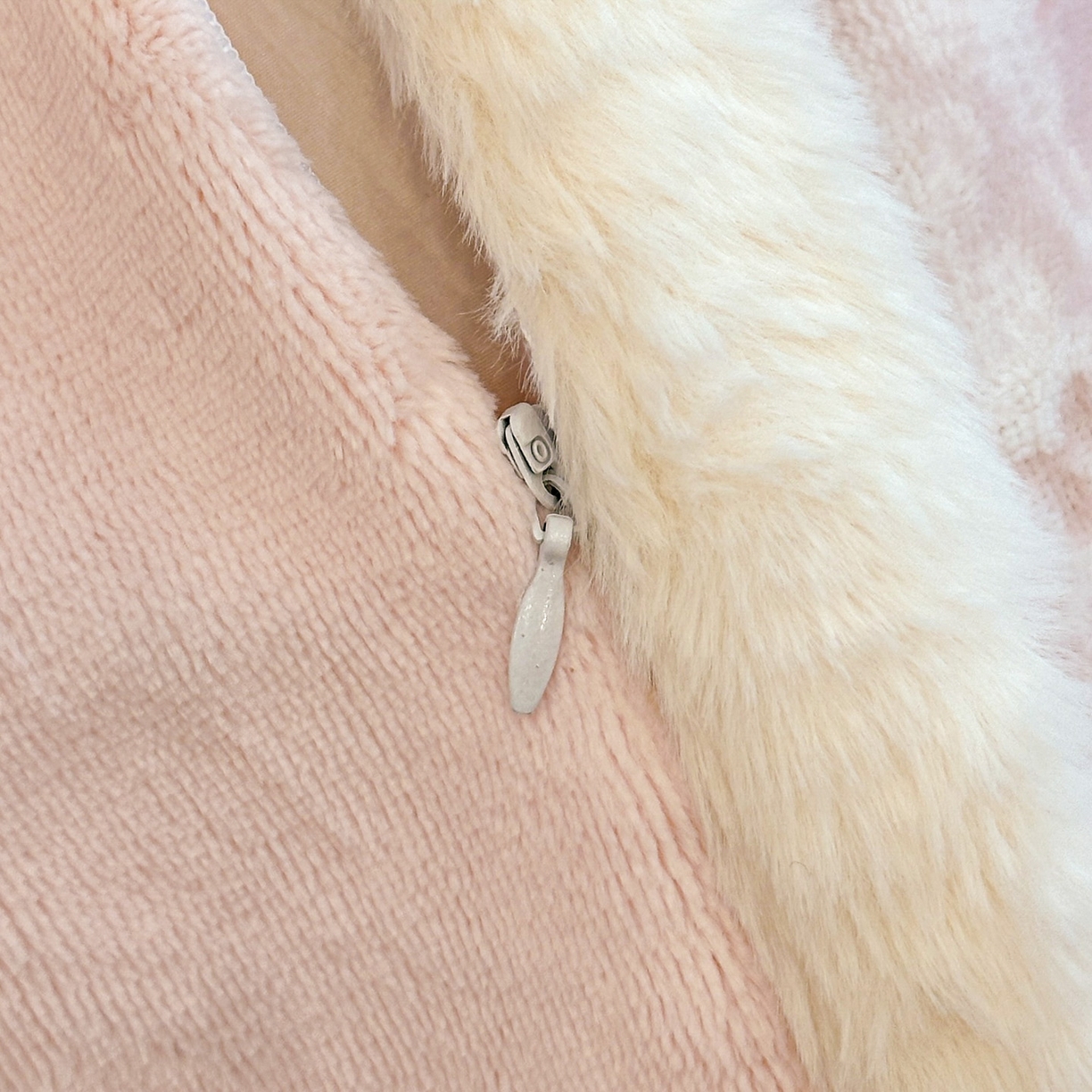 91家纺网 家纺一手货源 找家纺 如一 2025新款立体雕花牛奶绒兔毛包边四件套 花枝 -粉