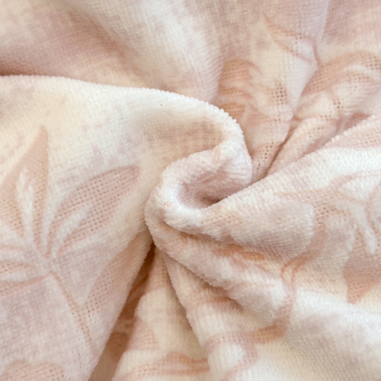 91家纺网 家纺一手货源 找家纺 如一 2025新款立体雕花牛奶绒兔毛包边四件套 花枝 -粉