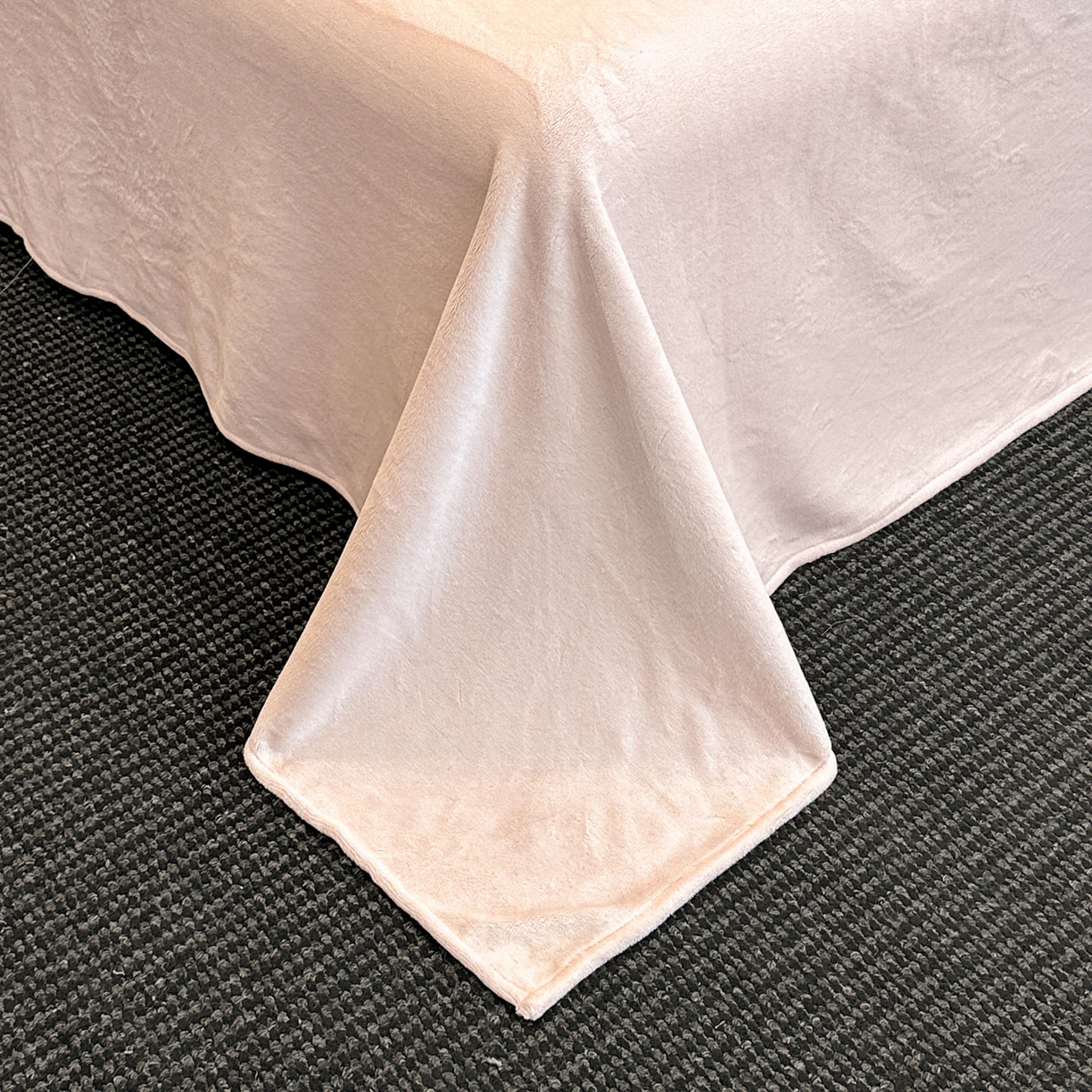 91家纺网 家纺一手货源 找家纺 如一 2025新款立体雕花牛奶绒兔毛包边四件套 花枝 -粉