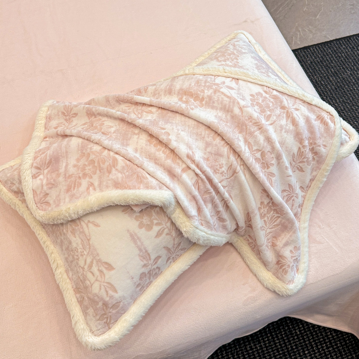 91家纺网 家纺一手货源 找家纺 如一 2025新款立体雕花牛奶绒兔毛包边四件套 花枝 -粉