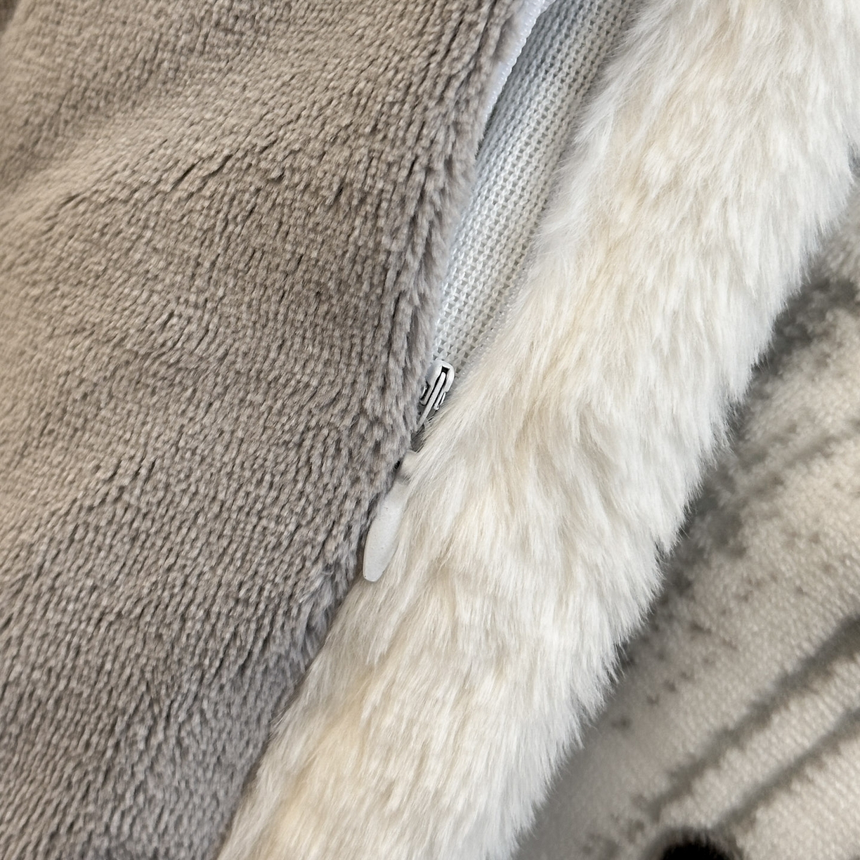 91家纺网 家纺一手货源 找家纺 如一 2025新款立体雕花牛奶绒兔毛包边四件套 蝶舞 -灰