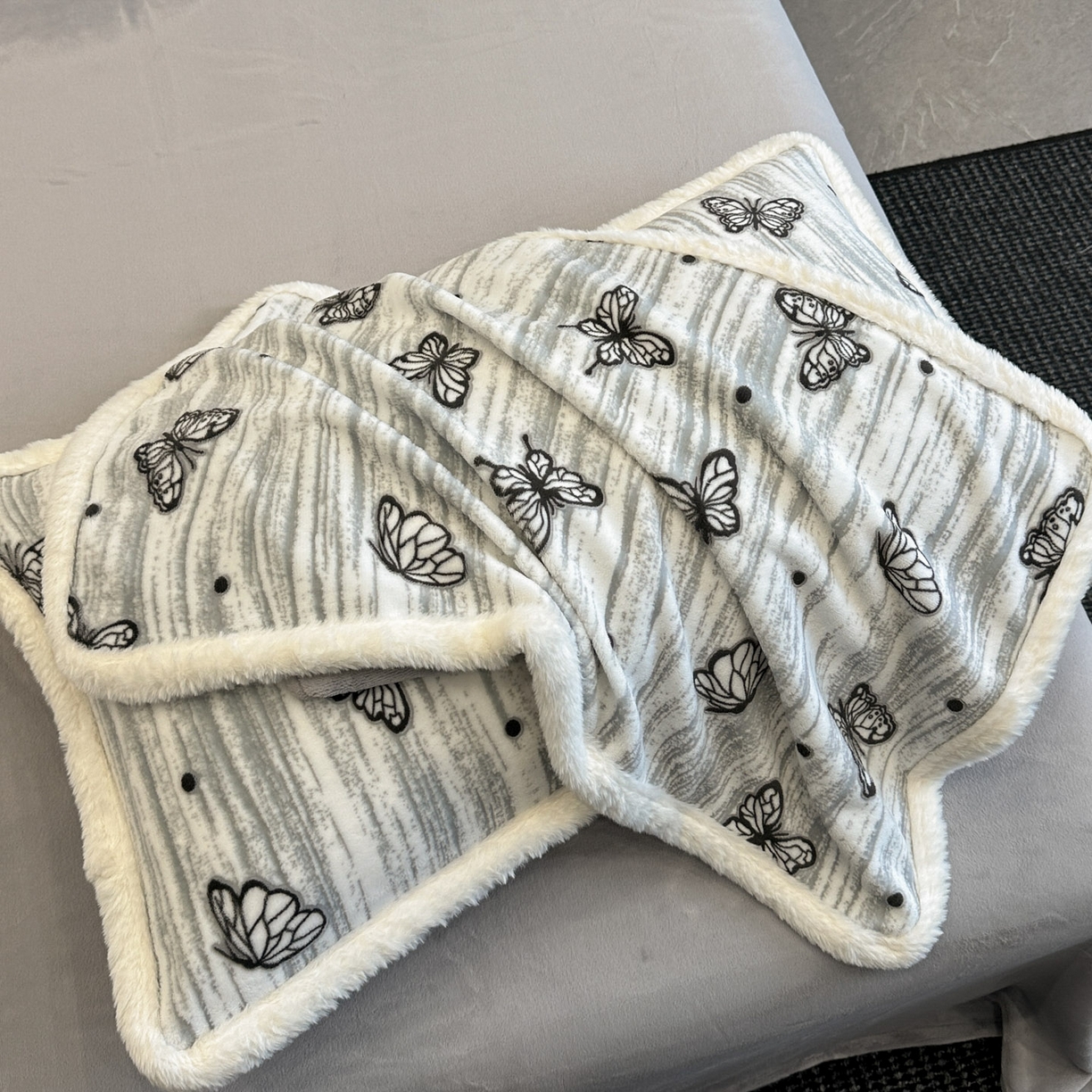 91家纺网 家纺一手货源 找家纺 如一 2025新款立体雕花牛奶绒兔毛包边四件套 蝶舞 -灰