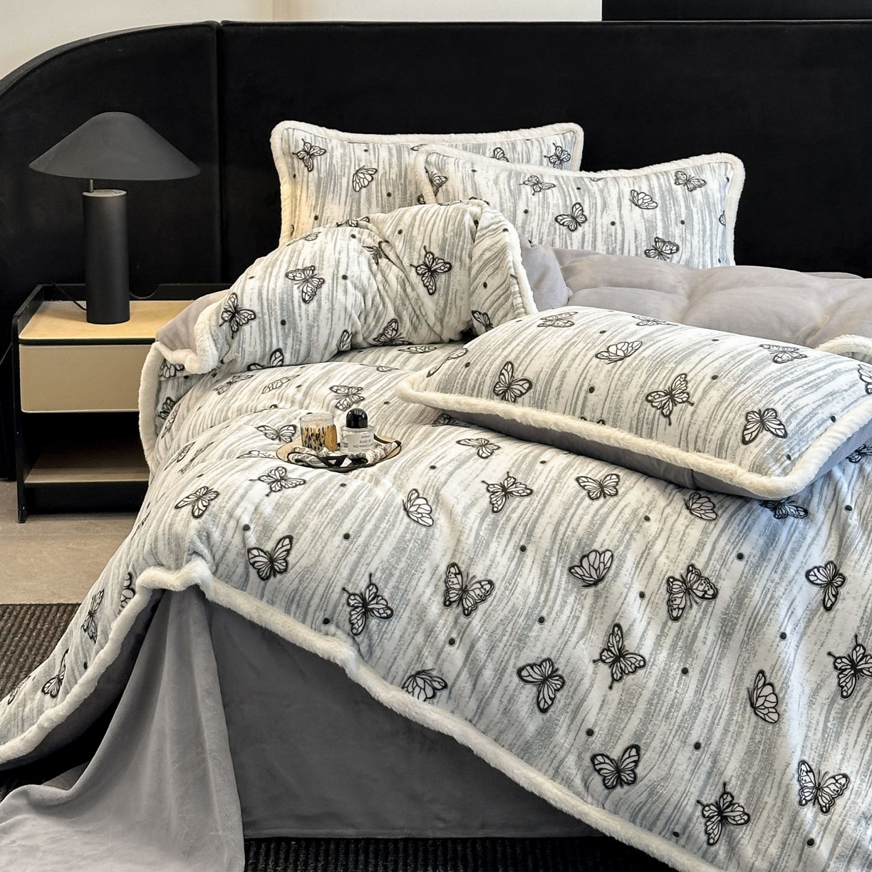 91家纺网 家纺一手货源 找家纺 如一 2025新款立体雕花牛奶绒兔毛包边四件套 蝶舞 -灰