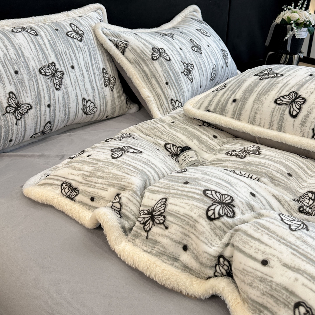 91家纺网 家纺一手货源 找家纺 如一 2025新款立体雕花牛奶绒兔毛包边四件套 蝶舞 -灰