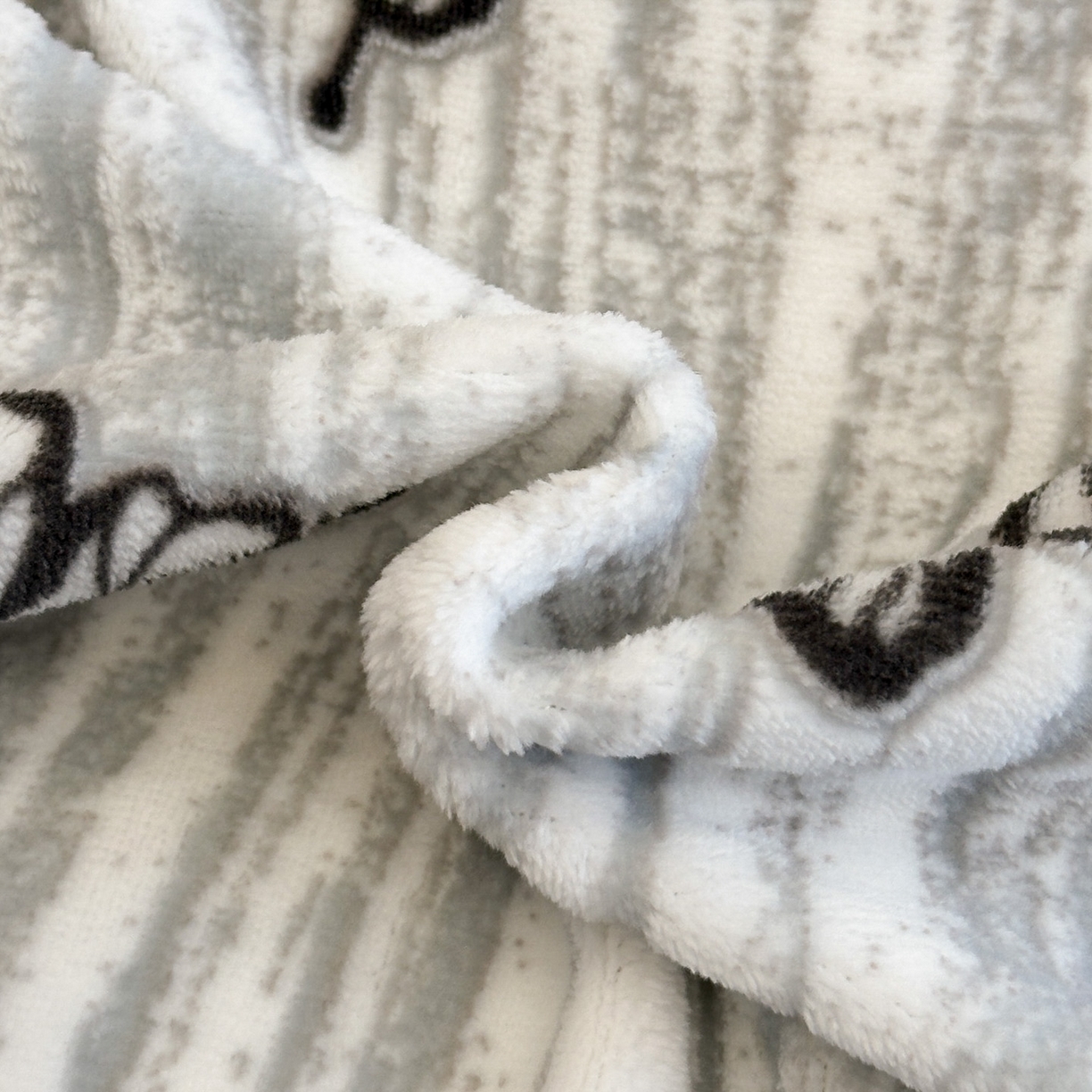 91家纺网 家纺一手货源 找家纺 如一 2025新款立体雕花牛奶绒兔毛包边四件套 蝶舞 -灰