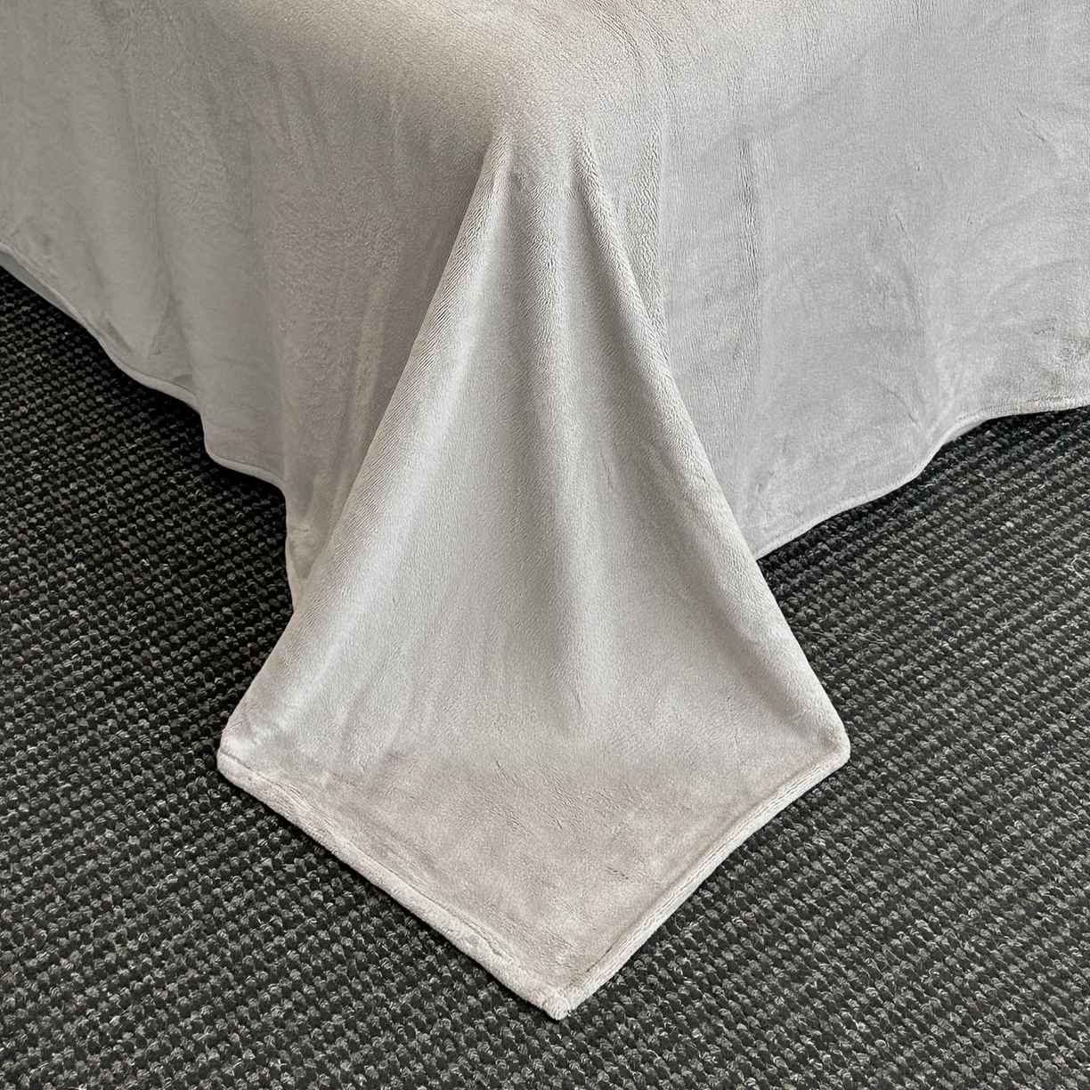 91家纺网 家纺一手货源 找家纺 如一 2025新款立体雕花牛奶绒兔毛包边四件套 蝶舞 -灰