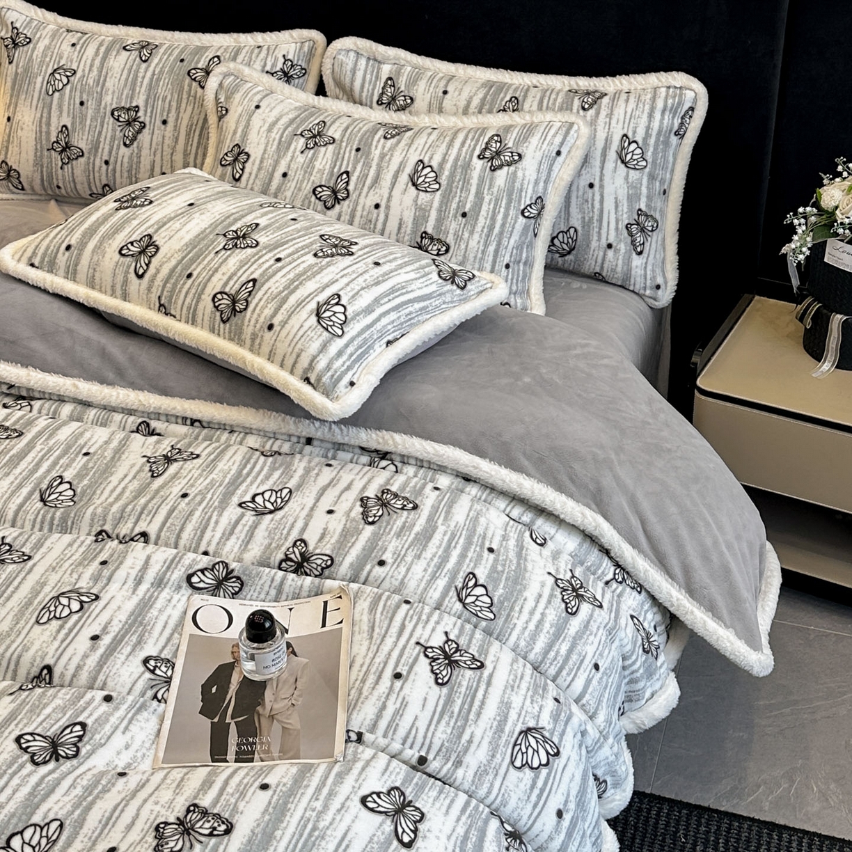 91家纺网 家纺一手货源 找家纺 如一 2025新款立体雕花牛奶绒兔毛包边四件套 蝶舞 -灰