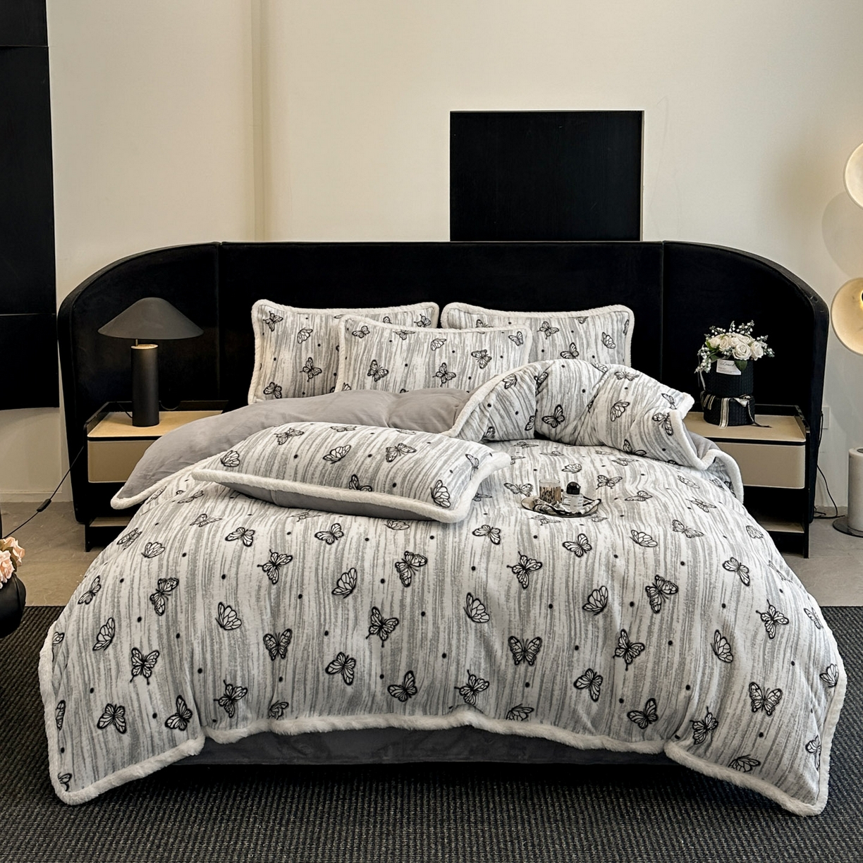 91家纺网 家纺一手货源 找家纺 如一 2025新款立体雕花牛奶绒兔毛包边四件套 蝶舞 -灰