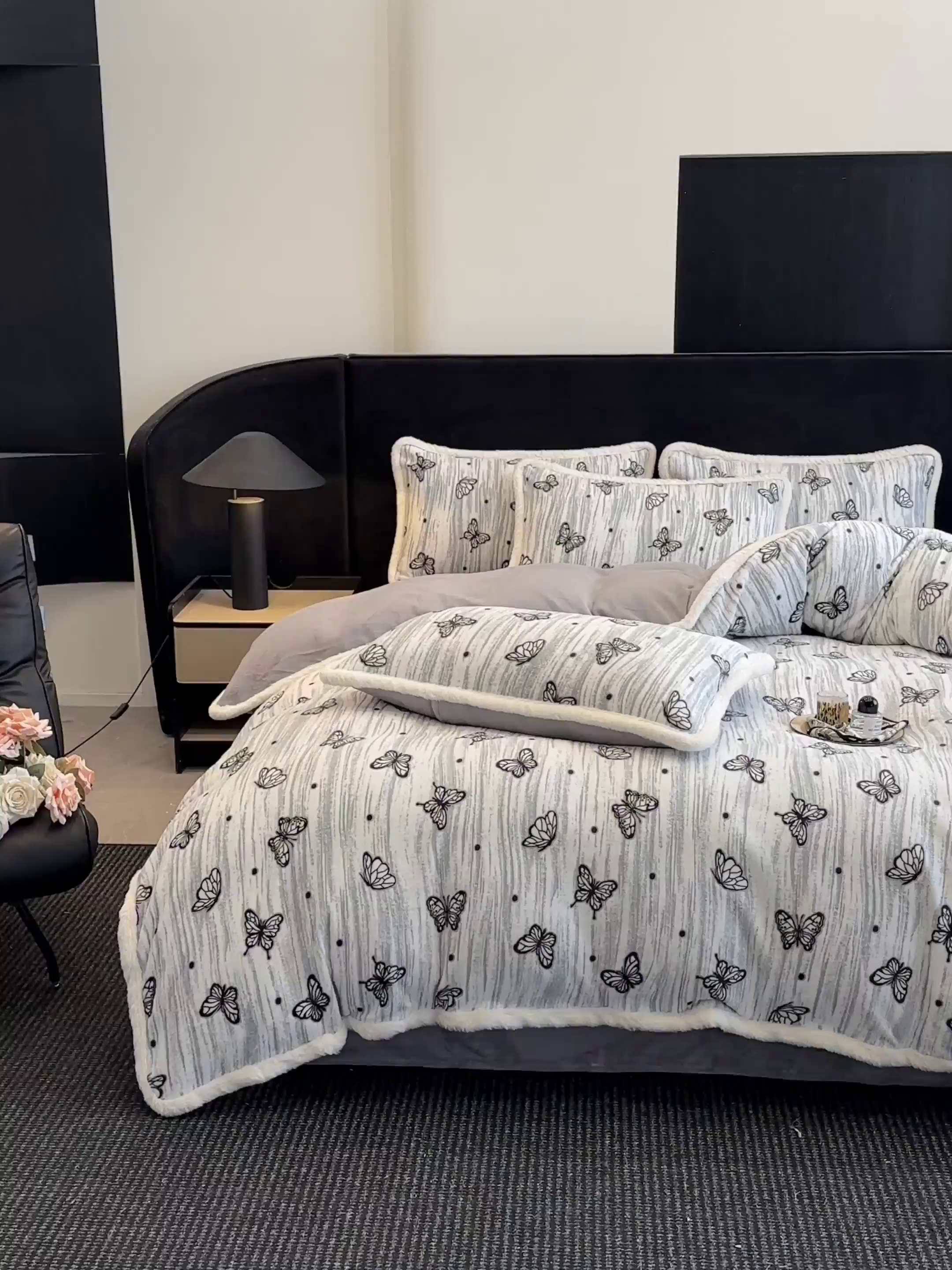 91家纺网 家纺一手货源 找家纺 如一 2025新款立体雕花牛奶绒兔毛包边四件套 蝶舞 -灰