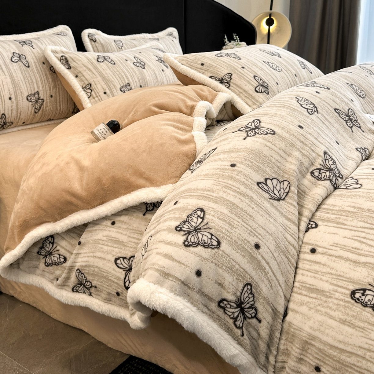 如一 2025新款立体雕花牛奶绒兔毛包边四件套 蝶舞 -咖