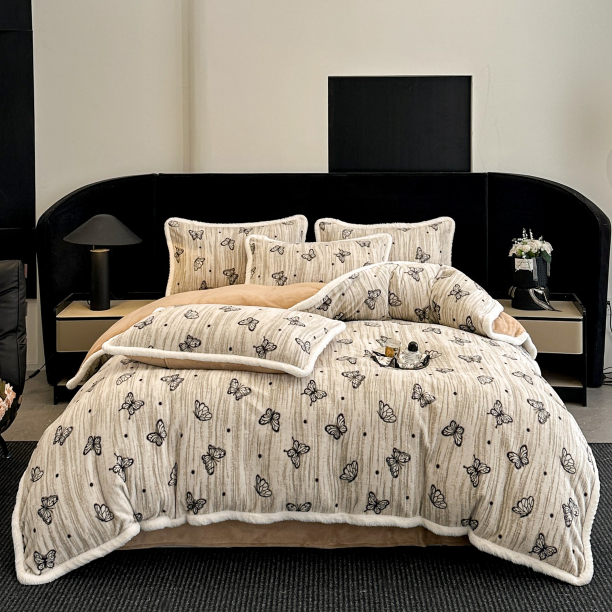 91家纺网 家纺一手货源 找家纺 如一 2025新款立体雕花牛奶绒兔毛包边四件套 蝶舞 -咖